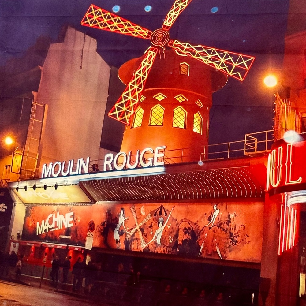 Moulin Rouge background size 7x5 inch